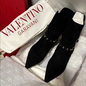 Valentino Garavani Black Ankle Boots with Studs/Authentic☝️🔥💥